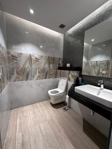 グルガオンにあるUltra Luxe Jacuzzi Studio - Private Patioの洗面台とトイレ付きのバスルーム