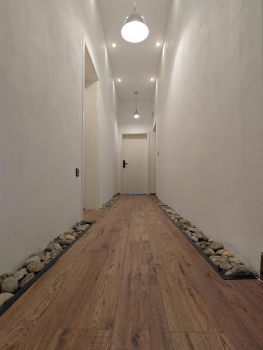 an empty hallway with wood floors and a white wall at Casa din padure in Orşova