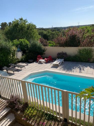 - une piscine avec une clôture blanche à côté dans l'établissement Le rez-de-jardin de SoPat, à Fuveau