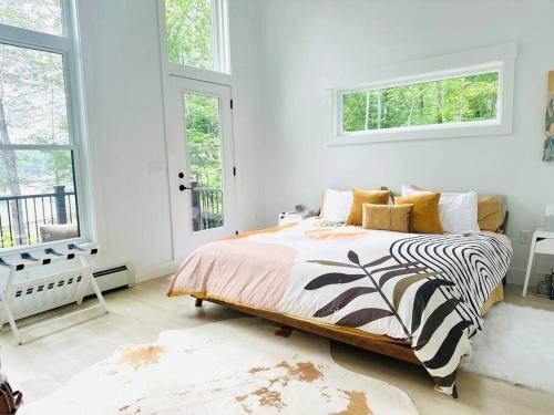 Ένα ή περισσότερα κρεβάτια σε δωμάτιο στο Tranquil Waters - Modern Lakefront Haven with Hot Tub - Explore, Relax, and Recharge! Close to UMF!