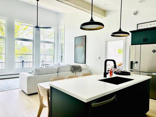 Η κουζίνα ή μικρή κουζίνα στο Tranquil Waters - Modern Lakefront Haven with Hot Tub - Explore, Relax, and Recharge! Close to UMF!