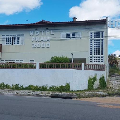 a building with a hotel sign on the side of it at Hotel Praia 2000 in Fortaleza