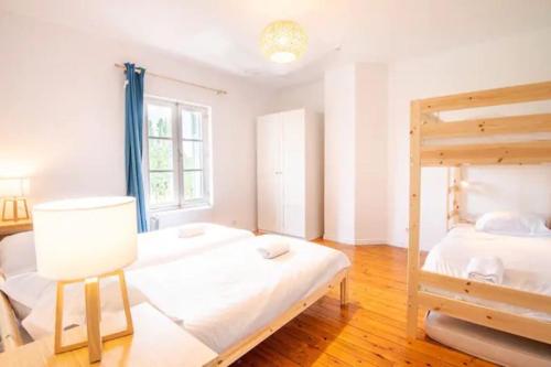 une chambre avec un lit superposé et une fenêtre dans l'établissement Les Roches, charmante troglodyte à Amboise, à Amboise