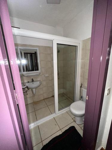 a bathroom with a toilet and a sink at Appartement F4 situé à Coleah in Conakry