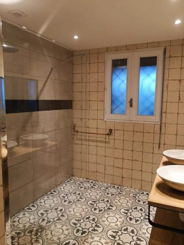 une salle de bain avec douche et lavabo dans l'établissement Grande villa catalane dans parc aux oliviers, à Ortaffa