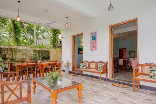 Un lugar para sentarse en Mawbima Villa