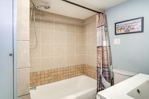 大洋城Less Than 1 Mi to Boardwalk and Beach Access Ocean City Apt!的带浴缸和淋浴的浴室
