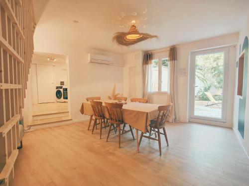une salle à manger avec une table et des chaises dans l'établissement Maison La belle de Cadenet proche Lourmarin, à Cadenet