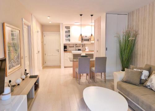 Kuchyň nebo kuchyňský kout v ubytování OLIVIA SUNSET BLISS - AC, fibre net, large pool, La Gomera and ocean view