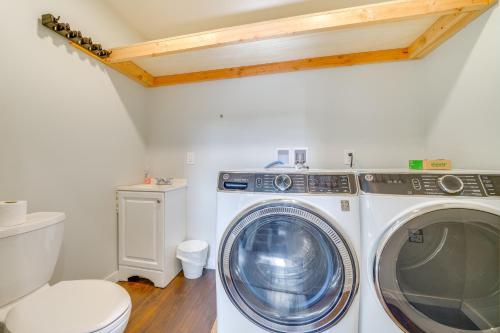 Ένα μπάνιο στο Tukwila Townhome 12 Mi to Seattle!