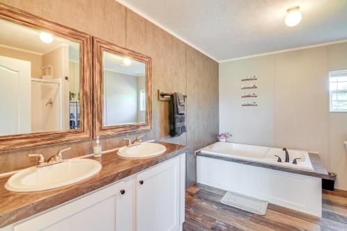 Ένα μπάνιο στο 2 Mi to Lake Cumberland Family-Friendly Retreat!
