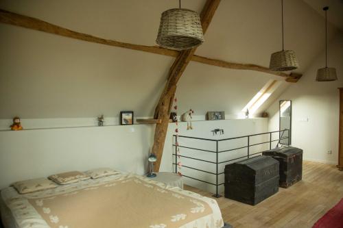 - une chambre avec un lit et deux lampes pendant dans l'établissement La Bergerie, à Fatouville-Grestain