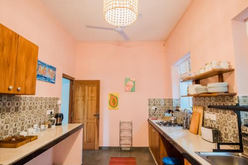 Una cocina o cocineta en Mawbima Villa