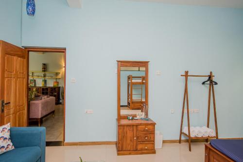 Una cama o camas en una habitación de Mawbima Villa