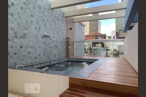 a hot tub in the middle of a building at Excelente Apartamento Studio Mobiliado no Bosque em Campinas in Campinas