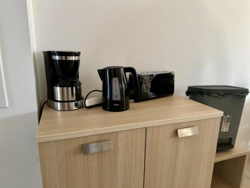 Příslušenství pro přípravu čaje a kávy v ubytování Appartement Vue Mer