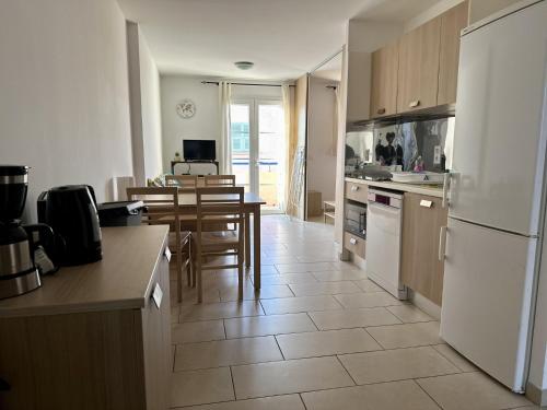 Kuchyň nebo kuchyňský kout v ubytování Appartement Vue Mer