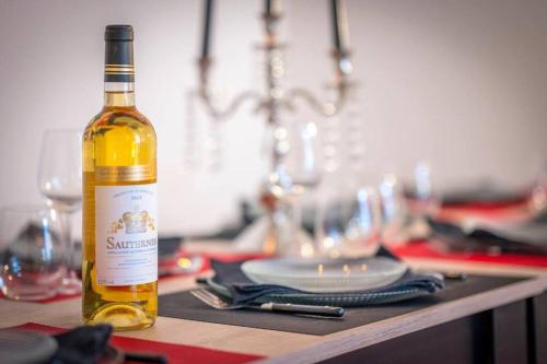 - une bouteille de vin assise au-dessus d'une table dans l'établissement Le rouge, cœur de ville, à Montauban