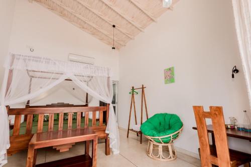 Una cama o camas en una habitación de Mawbima Villa