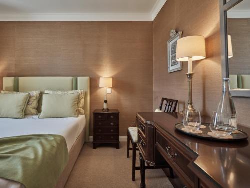 a hotel room with a bed and a desk at Quinta da Carlota in Torres Vedras