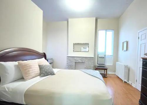 Katil atau katil-katil dalam bilik di Cozy Suite with Private Bath