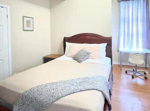 Katil atau katil-katil dalam bilik di Cozy Suite with Private Bath