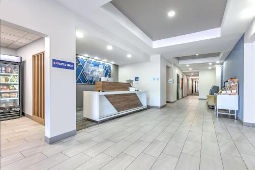 Ο χώρος του λόμπι ή της ρεσεψιόν στο Holiday Inn Express Hotel & Suites Marshall by IHG