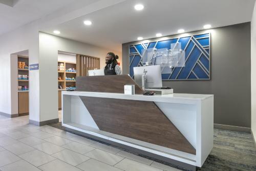 Ο χώρος του λόμπι ή της ρεσεψιόν στο Holiday Inn Express Hotel & Suites Marshall by IHG