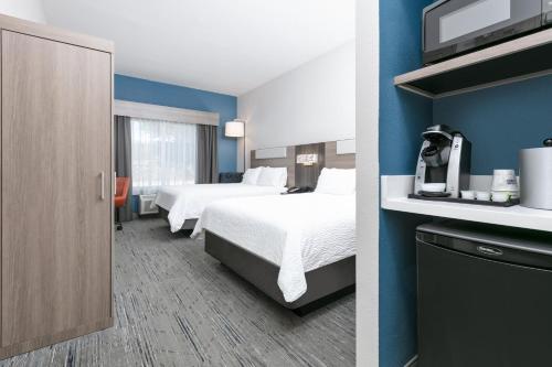 Ένα ή περισσότερα κρεβάτια σε δωμάτιο στο Holiday Inn Express Hotel & Suites Marshall by IHG