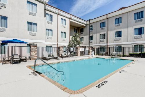 Πισίνα στο ή κοντά στο Holiday Inn Express Hotel & Suites Marshall by IHG