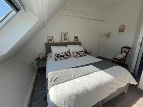 FoursにあるMaison à la campagneのベッドルーム1室(屋根裏部屋に大型ベッド1台付)