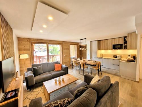 un salon avec un canapé et une table dans l'établissement Duplex 4 chambres, balcon, double garage, Les Gets - FR-1-598-166, aux Gets