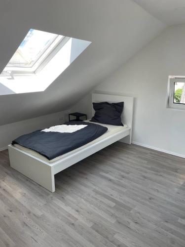 a bedroom with a bed in a attic at Geräumige Ferienwohnung Eschelbronn in Eschelbronn