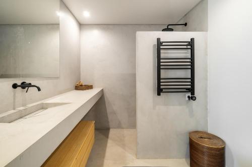 Ένα μπάνιο στο WHome Beachside Bliss In Carcavelos, 1BR With Patio & Parking