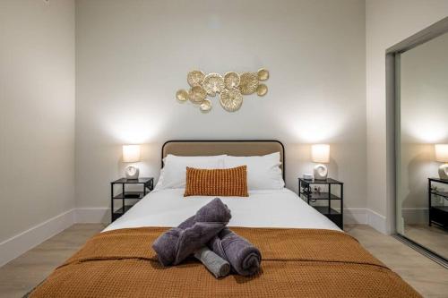 Ένα ή περισσότερα κρεβάτια σε δωμάτιο στο Modern Loft 15 Min from NYC with City View & Pool