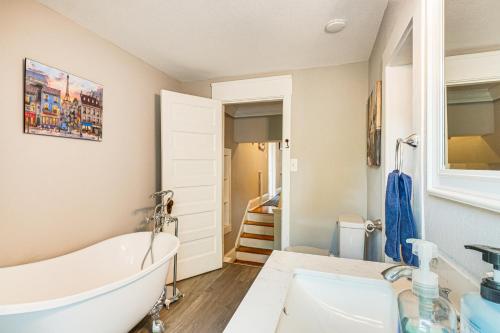 O baie la Spacious Athens Home about 1 Mi to Downtown!