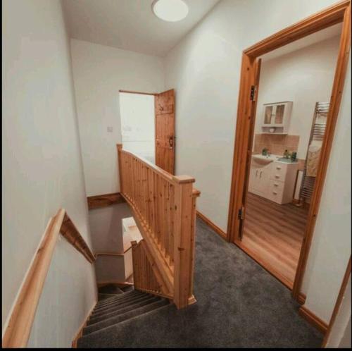 ein Zimmer mit einer Holztreppe und einem Treppenhaus in der Unterkunft Charming 2 Bedroom Cottage mid town on quiet road in Sudbury