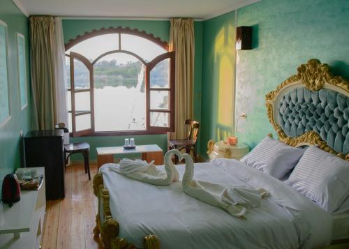 Postel nebo postele na pokoji v ubytování Eyaru Palace Nile View