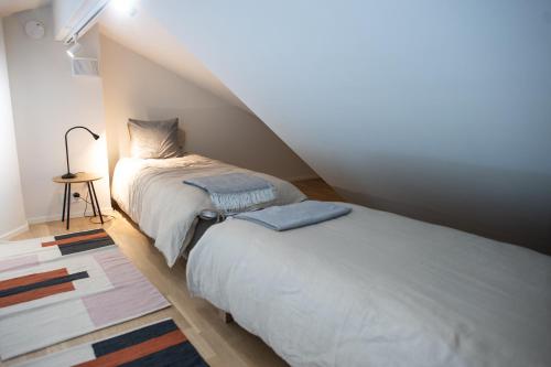 Un dormitorio con dos camas en un ático. en Charming Loft - 2 Bedrooms, en Kokkola