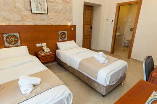 Postel nebo postele na pokoji v ubytování Azzahra Boutique Hotel & Restaurant - Jerusalem