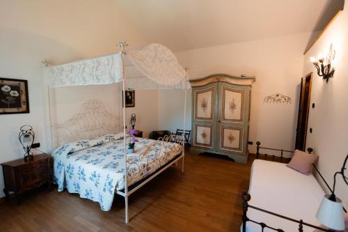 a bedroom with a bed with a canopy at Cadgal - Tenuta La Cova in Calamandrana