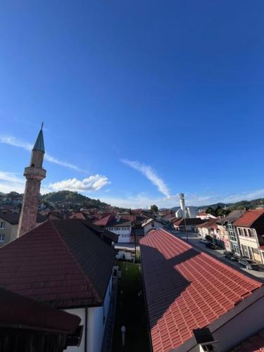 - Vistas a una ciudad con torre y tejados en Moonlight House, en Visoko