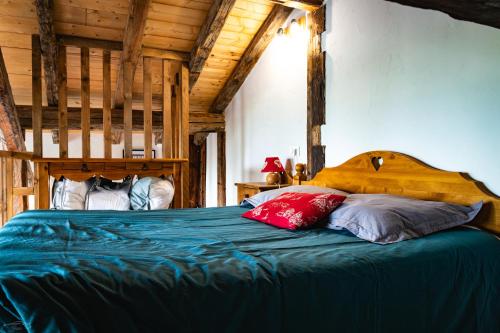 sypialnia z łóżkiem z niebieską pościelą i poduszkami w obiekcie Chalet La Plagne jacuzzi vue top w mieście Montchavin