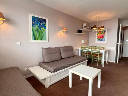 un salon avec un canapé et une table dans l'établissement Charmant 2 pièces skis aux pieds, quartier calme, proche remontées et commerces à Morzine - FR-1-634-38, à Avoriaz