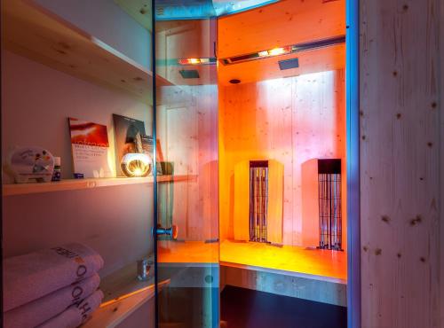 Zimmer mit einem Glasschrank mit Licht in der Unterkunft Haus Michael in Tux