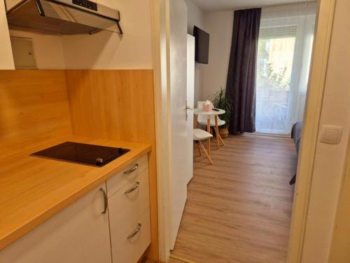 een keuken met een aanrecht en een tafel bij Ferienwohnung Aurelia in Bad Reichenhall