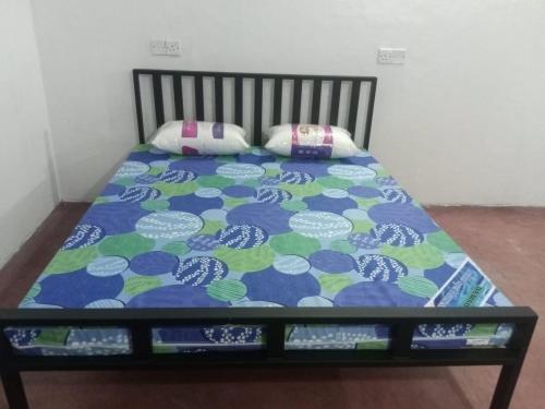 Postel nebo postele na pokoji v ubytování EECS Transit and Budget Homestay