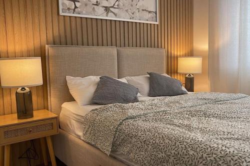 ein Schlafzimmer mit einem großen Bett mit zwei Lampen in der Unterkunft Luxa House Staycation Tagaytay in Panungyanan