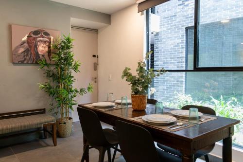 a dining room with a wooden table and chairs at Nuevo y moderno Departamento en zona de Santa Fe in Mexico City