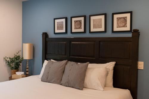 a bedroom with a bed with three framed pictures on the wall at Nuevo y moderno Departamento en zona de Santa Fe in Mexico City